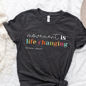 理学療法レインボーシャツ、理学療法士アシスタントTシャツ、かわいいPTA Tシャツ、小児理学療法アパレル、理学療法士アシスタントTシャツ