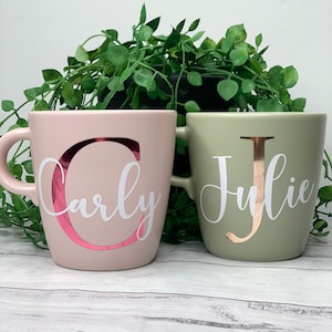 Canecas personalizadas com inicial atrás do nome