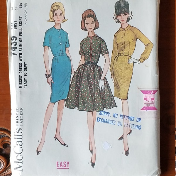 1964 McCall 7439. Manque robe avec jupe mince ou pleine. Facile à coudre.