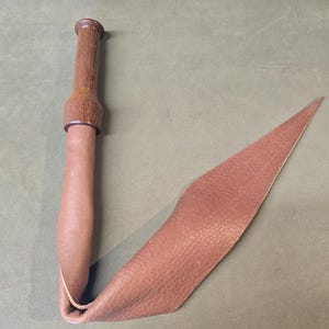 Edgyyyyy Designs Heavy-grained Whisky Tan Leder Dragons Tail mit einem Knopf Dorn Hartholzgriff