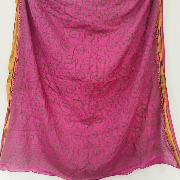 Großer Bandana-Schal aus Bio-Baumwolle, 107 x 107 cm: Handbedruckt mit Zari-Details