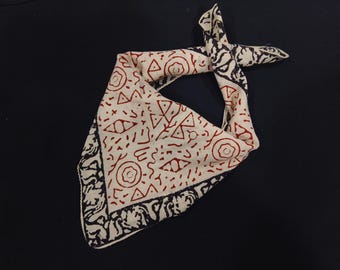 Rot bedrucktes Baumwoll-Bandana: Handgemachtes Halstuch (54x51 cm)