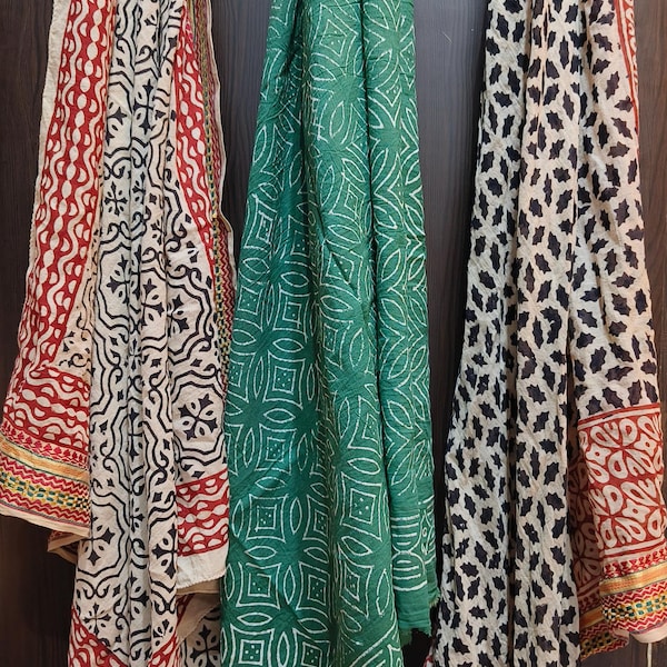 Set aus bedruckten Baumwoll-Bandanas: Buntes Zari-Taschentuch (42x42)