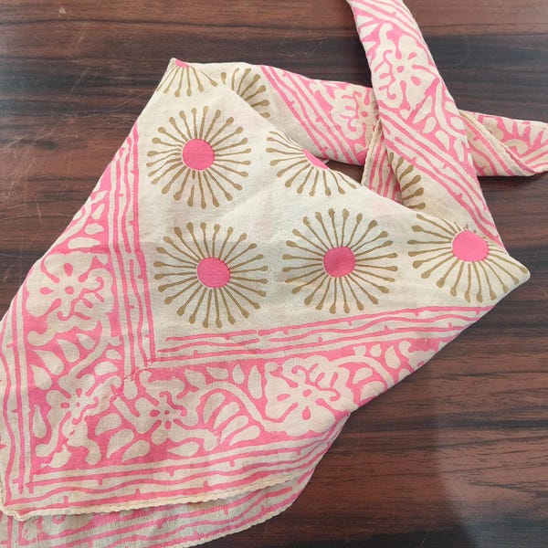 Handbedrucktes Baumwoll-Bandana: Halstuch mit natürlicher Färbung (54x53 cm)