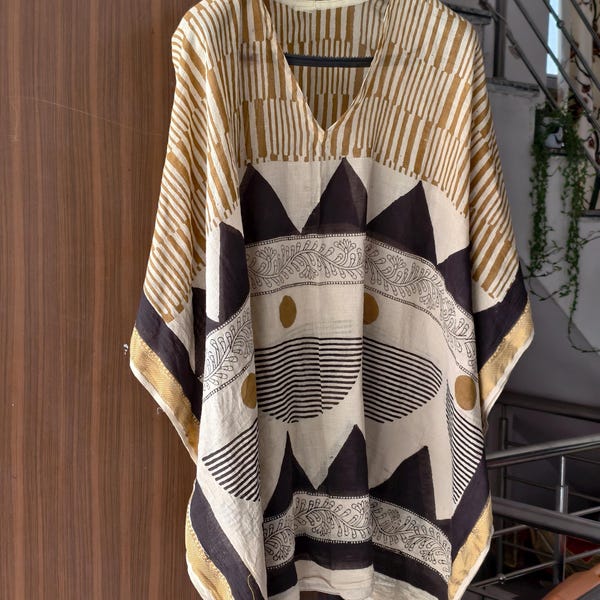 Kaftankleid aus Baumwolle mit handbedrucktem Blockdruck: Goldene Akzente, Einheitsgröße