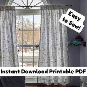 Puede incluir: Un par de cortinas blancas con un patrón floral cuelgan en una ventana. Las cortinas están etiquetadas como "¡Fácil de coser!" y "Descarga instantánea PDF imprimible".