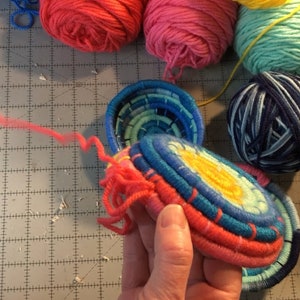 Step photo: tie off yarn