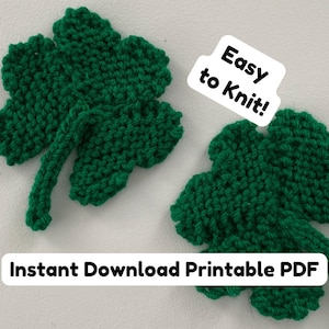 Può includere: Due trifogli verdi lavorati a maglia con steli sono mostrati su uno sfondo bianco. Il testo "Easy to Knit!" è sopra un trifoglio e "Instant Download Printable PDF" è sotto. Questi trifogli sono perfetti per i lavori artigianali di San Patrizio.