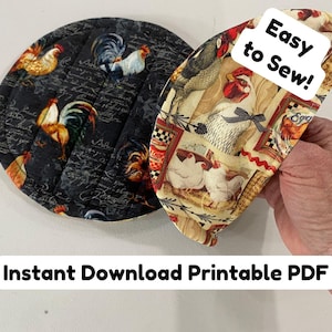Pode incluir: Duas pegas de tecido acolchoado com estampas de galos e galinhas. Uma é preta com galos e escrita, a outra é bege com galinhas e galos. O texto diz "Easy to Sew!" e "Instant Download Printable PDF".