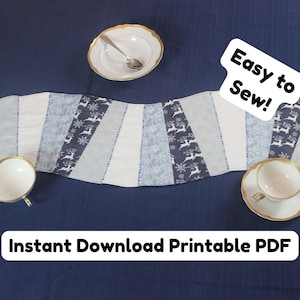 Peut inclure: Un chemin de table en tissu incurvé composé de panneaux alternés bleu foncé avec des motifs de cerfs blancs, des imprimés de flocons de neige bleu clair et du tissu blanc uni. L'image contient le texte Easy to Sew! et Instant Download Printable PDF.
