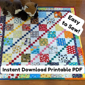 Puede incluir: Un edredón de patchwork colorido con cuadrados estampados en azul, rojo, amarillo y verde. El edredón tiene un fondo blanco y está bordeado con una mezcla de telas. El texto dice "Easy to Sew!" y "Instant Download Printable PDF".