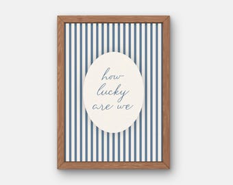 Lámina "How Lucky Are We", arte de pared para habitación infantil, lámina tipográfica vintage, decoración infantil de cuento de hadas, arte de pared a rayas azules, descarga digital