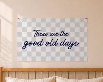 Esta pancarta "Estos son los buenos viejos tiempos", decoración para dormitorio de niños, tapiz de pared a cuadros azules, arte de pared para habitación infantil, pancarta para sala de juegos, decoración de pared de tela
