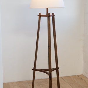 Walnut Tension Floor Lamp afbeelding 3