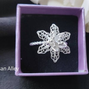 Anel de declaração de filigrana de prata 925 com flor, anel de flor não ajustável, faixa fina torcida, presente de joia artesanal, Anello d'Argento imagem 2