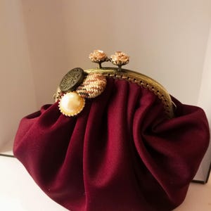 Geldbörse aus weinrotem Stoff, Handtaschenveranstalter, Handmade in Malta, 14 cm x 16 cm, Elegante Kosmetiktasche, Handtaschenaufbewahrung, Geschenk für Sie