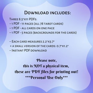 Op de afbeelding: Digitale downloadinformatie op een paarse gradi&euml;ntachtergrond. De tekst beschrijft drie A4 PDF-bestanden, inclusief alle 78 tarotkaarten, een versie op &eacute;&eacute;n pagina en achtergronden. Elke kaart meet 5,6 cm x 9,4 cm, met een kleine versie van 1,8 cm x 3 cm.