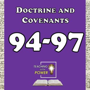 Puede incluir: Un gráfico púrpura con el texto "Doctrina y Convenios 94-97". La imagen incluye un libro abierto, una bombilla y las palabras "Enseñando con Poder". El fondo tiene escritura manuscrita.