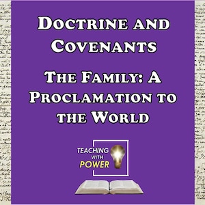 Puede incluir: Un fondo púrpura con el texto "Doctrina y Convenios" y "La Familia: Una proclamación para el mundo" en blanco. La imagen incluye un libro abierto, una bombilla y las palabras "Enseñando con poder". El fondo tiene texto manuscrito.