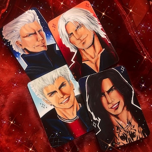 Könnte beinhalten: Vier rechteckige Kunstdrucke mit stilisierten Porträts männlicher Charaktere mit weißen Haaren. Jeder Druck hat eine andere Hintergrundfarbe, darunter Blau und Rot. Die Charaktere haben verschiedene Ausdrücke, und die Drucke sind mit kleinen sternförmigen Akzenten verziert.