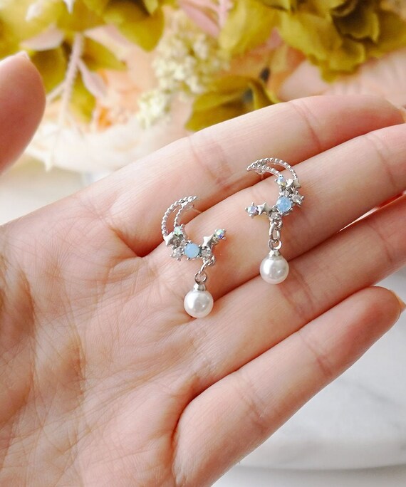 Cute moon earrings deals