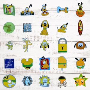 Può includere: Una collezione di 24 spille smaltate Disney Pluto con vari design, tra cui Pluto che indossa un salvagente, una tavola da surf, un osso e un lucchetto. Altre spille mostrano Pluto in diverse pose e con diversi accessori. Le spille sono tutte gialle e nere con alcuni accenti rossi e verdi.