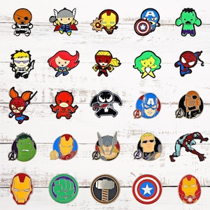 Puede incluir: Una colección de 20 pines de esmalte coloridos con personajes del universo Marvel. Los pines son redondos y presentan varios personajes como Iron Man, Capitán América, Thor, Hulk y Spider-Man. Los pines son perfectos para agregar un toque de fanatismo de Marvel a tu mochila, chaqueta o sombrero.