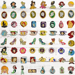 Puede incluir: Una colección de 50 pines de esmalte de princesas Disney con varios personajes, incluyendo Cenicienta, Blancanieves, Ariel, Bella y Jasmine. Los pines están dispuestos en filas sobre un fondo de madera blanca.
