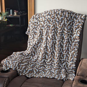 New hand crocheted afghan throw blanket very soft, warm and beautiful 37&quot; x 45&quot;