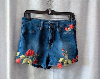 Pantalones cortos reciclados bordados con rosas rojas, talla 10