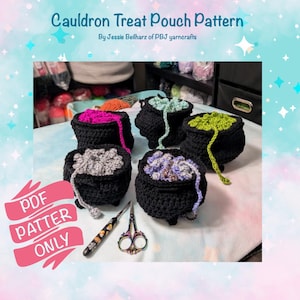 Peut inclure: Cinq pochettes à friandises en forme de chaudron crochetées dans différentes couleurs, dont le rose, le vert, le violet et le gris. Les pochettes sont remplies de laine et sont posées sur une couverture moelleuse blanche et bleue. Il y a une paire de ciseaux et un crochet à côté des pochettes. Le texte "PDF PATTERN ONLY" est dans une bannière rose.