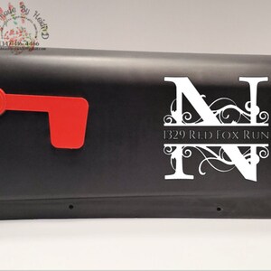 Peut inclure: Boîte aux lettres noire avec un autocollant en vinyle blanc représentant une grande lettre "N" avec des volutes décoratives et le texte "1329 Red Fox Run" en dessous.