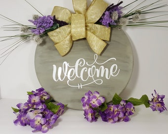 Welcome Door Hanger Sign with Custom Bow & Flowers attached jute rope hanger. Handmade Welcome vinyl /wooden sign. Wall hanging sign.