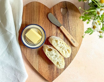 Planche de service coeur faite main | Cadeaux pour couples | Plateau de fromages en forme de coeur | Cadeau durable | Cadeau de pendaison de crémaillère