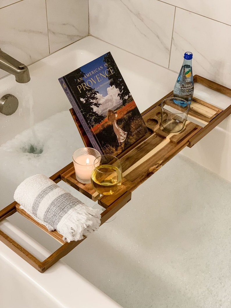 Handgefertigtes Badewannentablett aus Holz Hochwertiger Badewannen-Caddy Badewannen-Buchhalter Geschenke für Sie Geschenke für Ihn Muttertagsgeschenk Bild 1