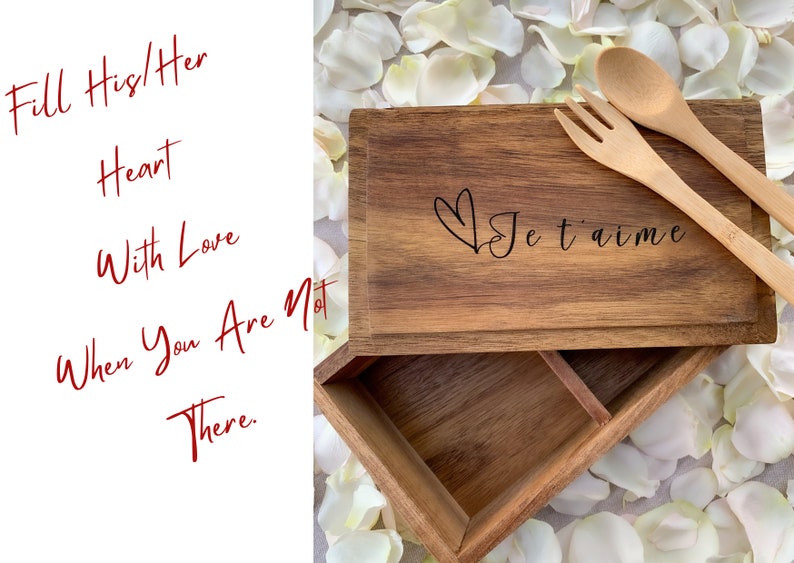 K&ouml;nnte beinhalten: Eine Holzkiste mit einem Herz und dem Text "Je t'aime" auf dem Deckel. Die Kiste hat zwei F&auml;cher und wird mit einem Holzl&ouml;ffel und einer Holzgabel geliefert.