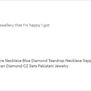 Puede incluir: Un collar plateado con dise&ntilde;o de l&aacute;grima, con zafiros azules y diamantes transparentes. El collar se muestra en el cuello de una persona, resaltando su elegante dise&ntilde;o. El texto de la imagen dice "Sapphire Necklace Blue Diamond Teardrop Necklace Sapphire Diamond Blue Sapphire Necklace..."