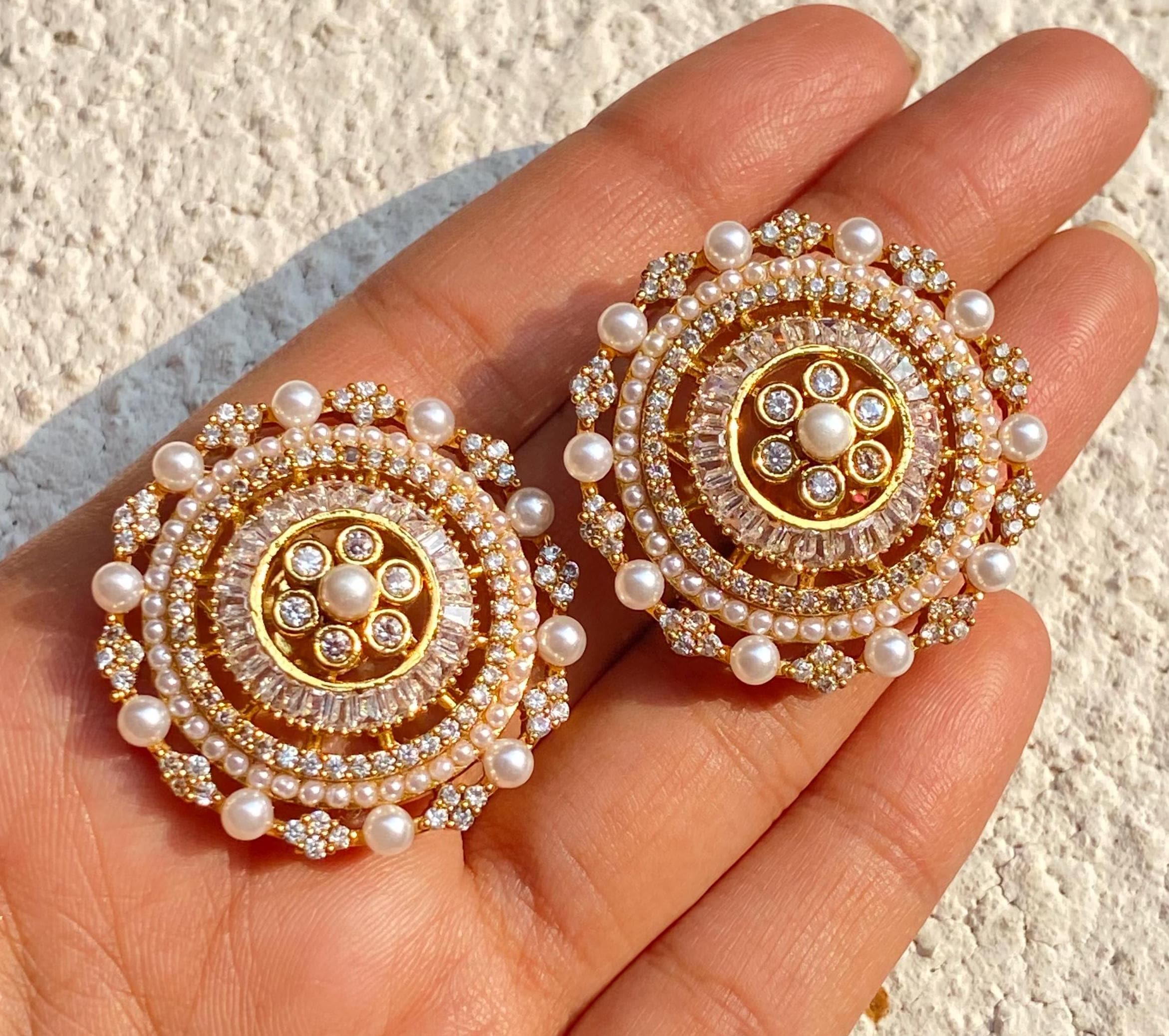Pendientes Polki, joyería Sabyasachi, pendientes Kundan de perlas indias, pendientes de diamantes sin tallar, pendientes redondos llamativos, joyería Kundan Polki