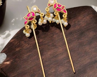 Pendientes Kundan con forma de oreja de rubí, pendientes indios tipo polki, pendientes Jadau Kundan tipo polki, pendientes indios tipo polki con forma de pájaro, joyería Kemp, joyería del sur de la India.