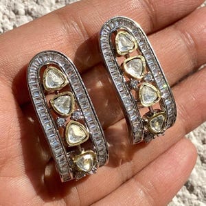Pendientes Polki estilo victoriano Kundan, medio aro indio, joyería Sabyasachi, pendientes de moissanita, pendientes de diamantes Polki sin tallar, pendientes llamativos