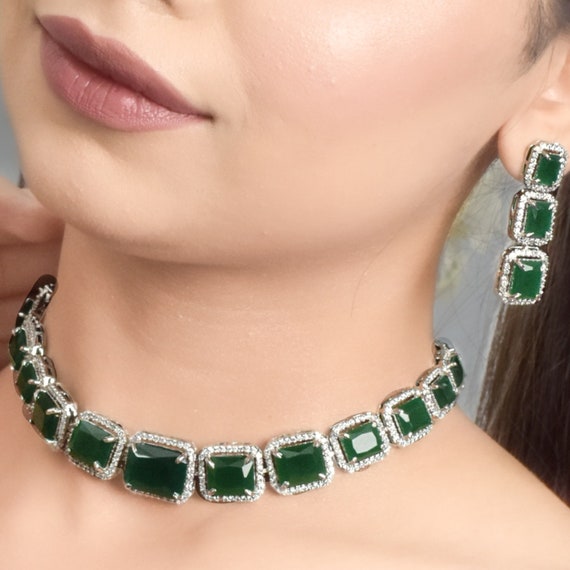 Modern Dual Tone Green Emerald Victorian Bridal Choker Necklace Set – Gehna  Shop