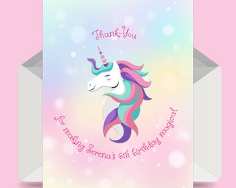 Puede incluir: Una tarjeta de agradecimiento con una ilustración de unicornio y el texto "Thank You for making Serena's 6th birthday magical". La tarjeta tiene un fondo de arcoíris con destellos blancos.