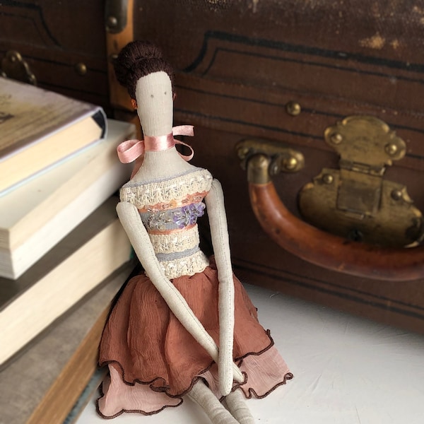Stijlvolle Tilda-pop, meisje in een jurk met een knotje, vintage coquette-stijl woonkamerdecor, zacht verzamelcadeau, voor een prinsesminnaar