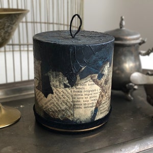 Scatola in stile vintage con testo dall'aspetto antico, decorazione tecnica mista in rovere per interni domestici, contenitore di ispirazione antica per gioielli