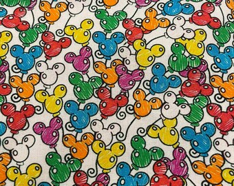 Puede incluir: Una tela blanca con un patrón repetitivo de globos de colores con forma de Mickey Mouse. Los globos están delineados en negro y rellenos de varios colores, incluidos rojo, naranja, amarillo, verde, azul y morado.