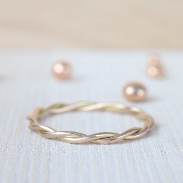 Verlobungsring " Lariel " aus 585 Rotgold, Rosegold schmal, filigran, Kordelring, Beisteckring