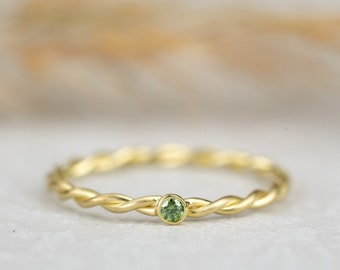 Verlobungsring 585/- Gelbgold mit grüner Diamant, Kordelring als Beisteckring mit Diamant, filigran, schmal, zart