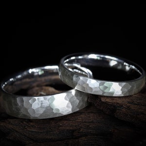 Wedding rings / engagement rings made of silver / sterling silver with a hammer