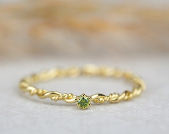 Verlobungsring " Filou " aus 585/- Gelbgold mit Krappenfassung und grüner Diamant, Kordelring