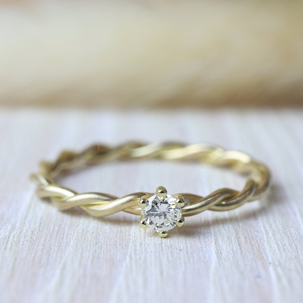 Verlobungsring " Lou " aus 585/- Gelbgold mit Krappenfassung und Diamant, Kordelring